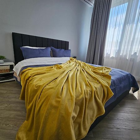 3 Room Gagarin Park Residential Complex Near Mega Shopping Mall Алма Ата Екстериор снимка
